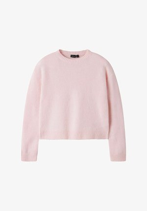 Gaiši rozā garroku džemperis ar apaļu kakla izgriezumu, ar ribotu aproču, apakšmala un kakla apdari, attēlots uz baltas fona.