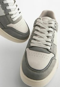 Next COURT- REGULAR FIT - Sportcipő - grey