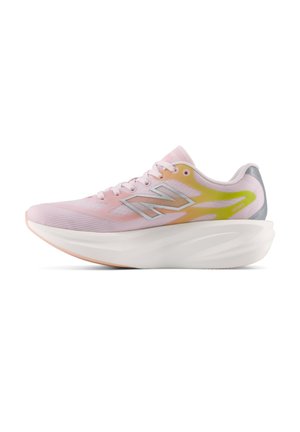 Hellrosa und gelber New Balance Laufschuh mit dicker weißer Sohle und silbernem Logo an der Seite, auf weißem Hintergrund dargestellt.