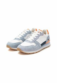Sneakers blu e bianchi realizzati in materiali scamosciati e mesh, con accenti arancioni, suola in gomma e design ammortizzato.