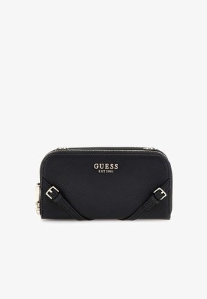 Portafoglio sintetico nero con texture, chiusura con zip, dotato di hardware argentato e logo impresso. Include una tracolla staccabile con dettagli in fibbia.