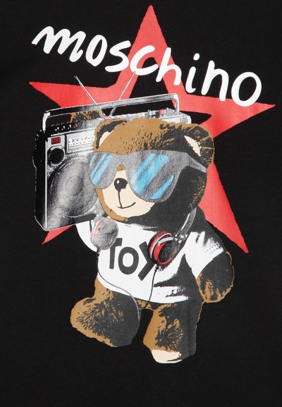 T-shirt grafico nero con un orso cartoon che indossa occhiali da sole blu e cuffie, mentre tiene un boombox, su uno sfondo di stelle rosse.