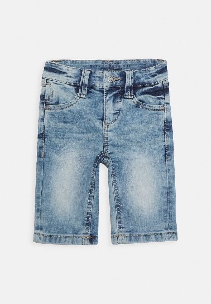 Shorts en denim bleu clair avec une finition délavée. Comprend cinq poches, des passants de ceinture et une texture lisse. L'ourlet est cousu.