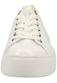 Sneakers in tela bianca con una finitura lucida, suola in gomma testurizzata, occhielli argentati e lacci bianchi morbidi. Design della punta piatta e arrotondata.