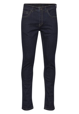 Jeans de mezclilla oscura con corte slim, que presentan cinco bolsillos, costuras naranjas y un cierre de botón clásico en la cintura.