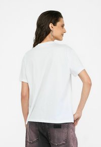 LIU JO WITH APPLIQUÉS - Trükipildiga T-särk - white