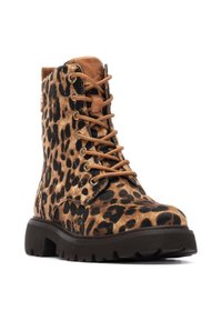 Botín de encaje con estampado de leopardo marrón, acabado en ante texturizado, ojales dorados y una suela gruesa de goma negra. Incluye una lengüeta acolchada.