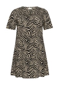 Robe à manches courtes de couleur beige avec un imprimé zèbre noir. Présente une coupe décontractée, un col rond et une silhouette fluide, confectionnée en tissu léger.