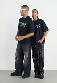YOURTURN UNISEX - Μπλουζάκι με στάμπα - black