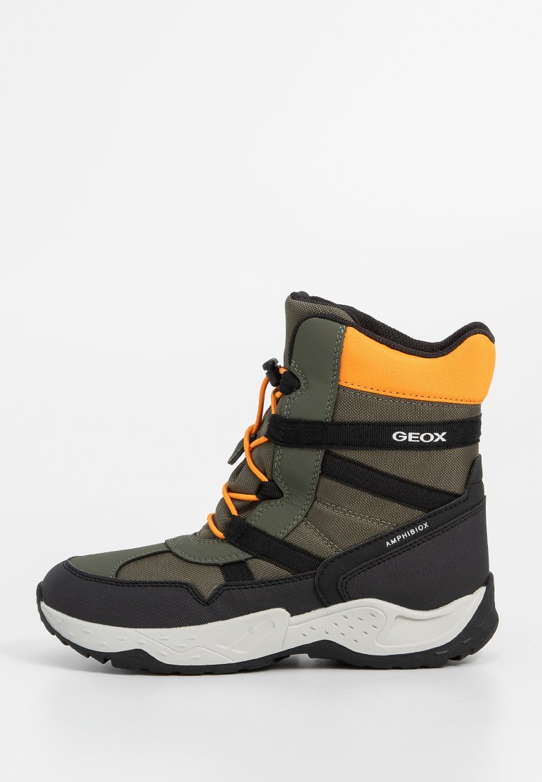 Dunkelgrüne und orange Knöchelstiefel mit einer strukturierten Oberfläche, ausgestattet mit schwarzen Riemen, Schnürsenkeln und einer weißen Sohle mit einem Profilmuster.