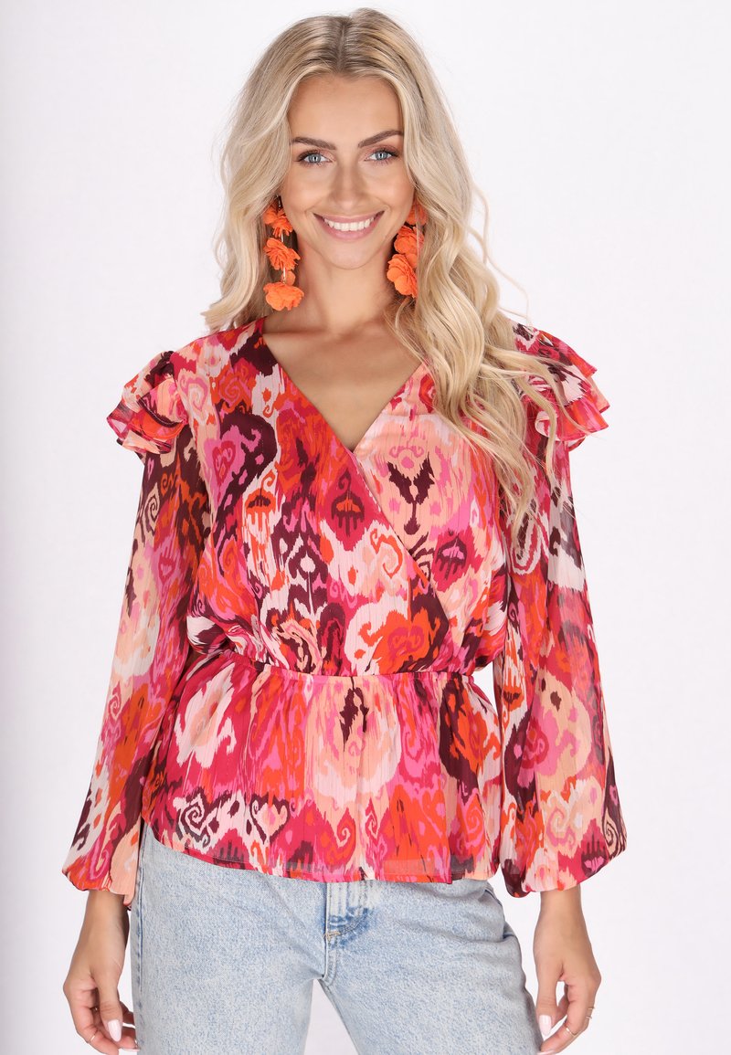 Blusa colorata e fantasiosa con scollatura a V profonda, maniche a volant e vita elasticizzata, realizzata in un tessuto leggero.