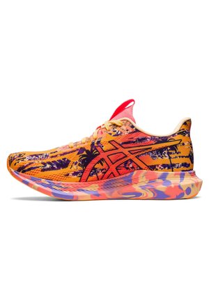 Leichter Laufschuh mit hellem orangefarbenem, rotem und lila abstraktem Muster und gepolsterter mehrfarbiger Sohle, Seitenansicht.
