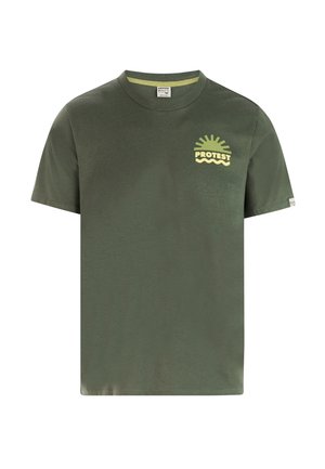 Olijfgroene katoenen T-shirt met een ronde hals, korte mouwen en een gele "PROTEST"-logo met een zon- en golfontwerp op de borst.