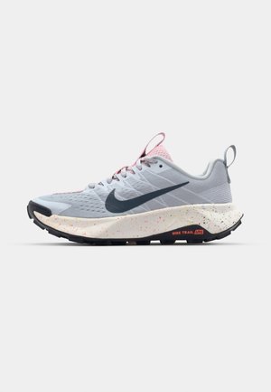 Nike Performance REACTX WILDHORSE 10 - Laufschuh Trail - pure platinum/armory navy/football grey/pink foam/cinnamon/magic ember