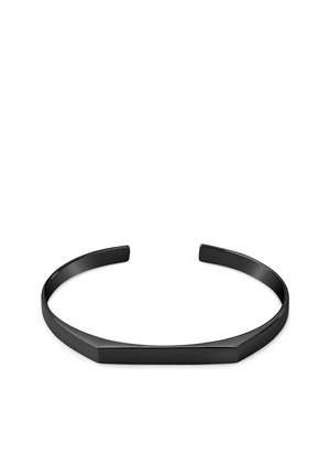 Svart minimalistisk metallarmbånd med en lett vinklet frontkant, åpen i enden for å passe rundt håndleddet.
