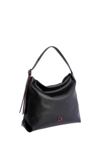 Bolso de mano de cuero negro con un diseño suave y flexible. Presenta una correa simple y un pequeño logo en un color contrastante en la parte frontal.