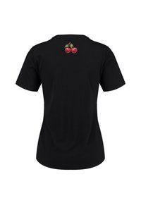Camiseta de algodón negra con un diseño de cereza bordado en rojo en la parte superior de la espalda. Corte clásico con mangas cortas y cuello redondo.