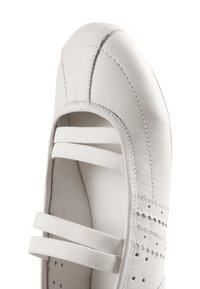 Λευκό δερμάτινο παπούτσι Mary Jane με δύο ελαστικούς ιμάντες, διακοσμητικές τρύπες και ραφές στο μπροστινό μέρος και τις πλευρές.