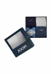 Sæt med fire sokker i en marineblå æske med en klar vindue. Sokkerne inkluderer ensfarvet mørkeblå, grå og mønstrede argyle i blå og grå.