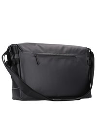 Borsa a tracolla nera realizzata in materiale resistente, con una texture liscia, tracolla regolabile e una tasca con zip sul davanti.