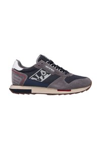 Zapatilla para hombre con parte superior de gamuza gris y textil, acentos en azul marino y una caperuza blanca en el talón. Incluye un panel estampado y una suela de goma.