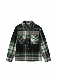 Groene, zwarte en witte geruite overhemd met knopen, twee borstzakken, lange mouwen en een kraag, plat neergelegd op een witte achtergrond.