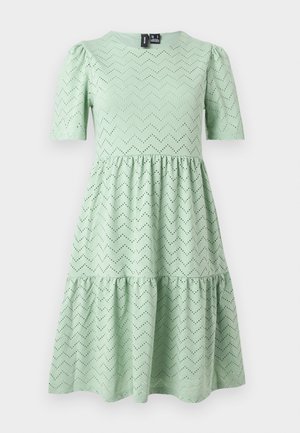 Hellgrünes Midikleid mit kurzen Puffärmeln und Loch-Zickzackmuster, gestufter Rock und rundem Ausschnitt.