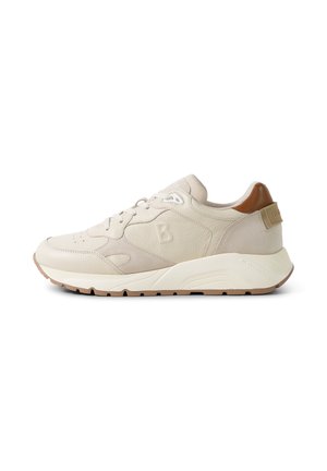 Beżowy skórzany i zamszowy sneaker z białą podeszwą, brązową łatą na pięcie, wytłoczonym literą „B” po boku i sznurowaniem z przodu, pokazany z profilu bocznego.