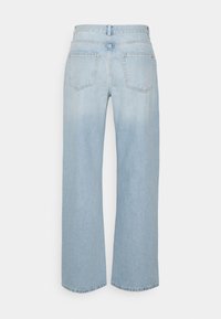 Jeans in denim blu chiaro con taglio dritto, caratterizzati da un design a cinque tasche, una leggera scoloritura e dettagli cuciti sulle tasche posteriori.