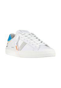 Sneaker bianca in pelle con accenti grigi e arancioni, tallone blu, punta rotonda, chiusura con lacci e suola in gomma testurizzata.