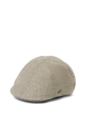Beżowa lniana czapka z daszkiem z przeszywanym wzorem panelowym i małym dyskretnym logo z boku, na białym tle.