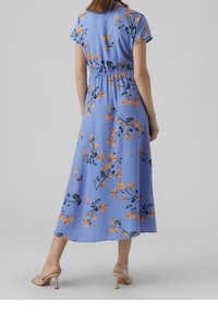 Sininen kukkakuosis maxi-mekko, jossa on lyhyet hihoja, elastinen vyötärö ja oransseja sekä vihreitä kukkakuvioita sileällä kankaalla.