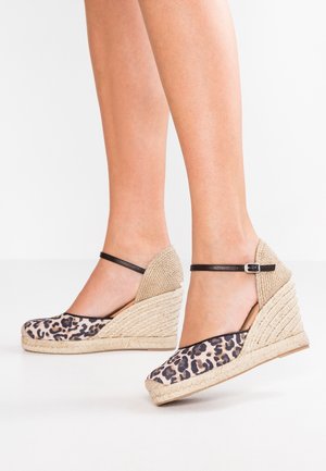 Espadryle na koturnie z leoparda, z płótnem w wzór tygrysa, beżową plecioną środkową podeszwą z juty oraz czarnym paskiem na kostce.