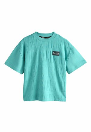 Türkisfarbenes T-Shirt mit kurzen Ärmeln und erhabenem, wiederholtem Schriftzug "BAKER" sowie einem kleinen schwarzen Markenlabel auf der Vorderseite. Aus Baumwollmaterial.