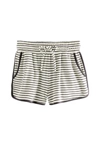 Randiga shorts i krämfärgad och svart, med en dragsko i midjan, två sidfickor och kontrasterande svart trim runt kanterna.