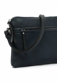 Navy modrá kožená psaníčko s texturovaným povrchem, obsahující horní zip, přední kapsu, odnímatelný popruh a ražené logo.