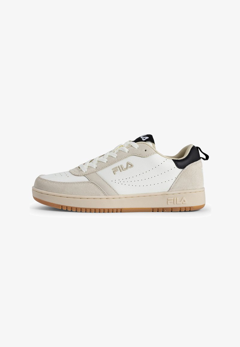 Białe sneakersy z szarymi akcentami z zamszu, perforowanym wzorem po bokach i czarnym detalem na pięcie. Wyposażone w gumową podeszwę i sznurówki. Logo Fila wyświetlone.