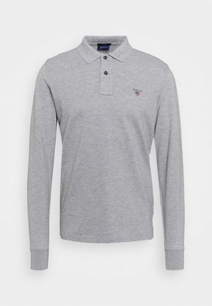 Polo gris à manches longues en mélange de coton, avec col, patte à deux boutons et logo brodé sur la poitrine.