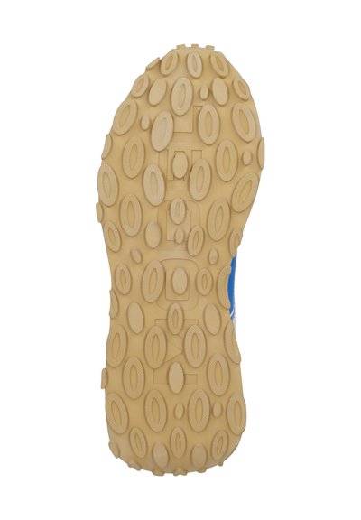 Suola di scarpa sportiva con un design in gomma naturale testurizzato e moduli ovali per migliorare la trazione, e un pannello laterale blu solido.