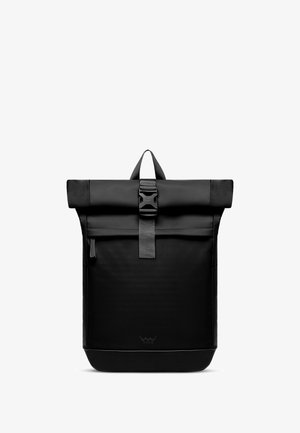 Schwarzer Roll-Top-Rucksack aus strapazierfähigem Material, mit vorderem Schnallenverschluss, Seitentasche und einer glatten Textur mit minimalistischem Design.