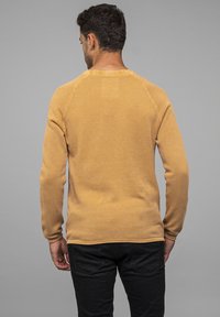 Key Largo MST THOMAS ROUND NECK - Strickpullover - honey yellow