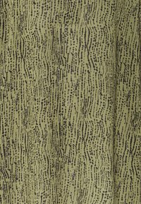 Tessuto verde oliva con un motivo testurizzato di linee e punti neri, che crea un design astratto con larghezze e spaziature variabili.