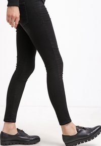 GAP Vaqueros slim fit - black denim