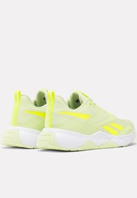Zapatillas deportivas verde lima con parte superior de malla, suela blanca y acentos amarillos brillantes. Presentan patrones texturizados y lengüetas en el talón.