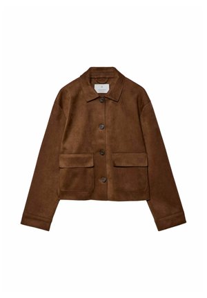 Brun ruskindsjakke med knaplukning, spids krave, lange ærmer og to foran lukkede lommer mod en hvid baggrund.