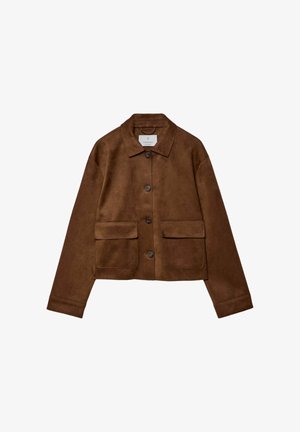 Brązowa zamszowa kurtka zapinana na guziki z ostrym kołnierzem, długimi rękawami i dwoma przednimi kieszeniami z patkami na białym tle.