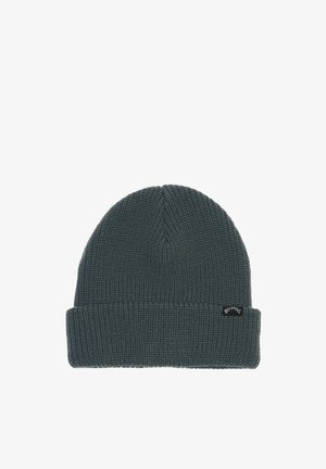 Beanie lavorato a maglia di colore grigio scuro con una texture a coste e un risvolto. Presenta un piccolo etichetta nera cucita di lato.