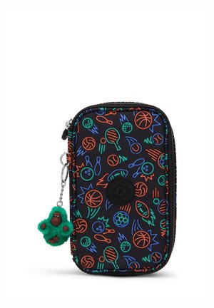 Klein zwart etui met ritssluiting met kleurrijke neon sportthema-iconen en een groene pluchen apen sleutelanhanger bevestigd aan de ritssluiting.