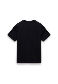 Svart kortärmad t-shirt med rund halsringning, tillverkad av bomullstyg, slät textur och avslappnad passform. Inga synliga logotyper eller mönster.