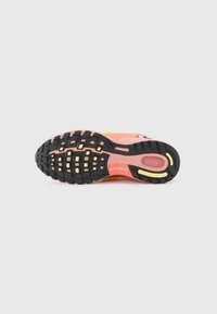 A Nike Air Pegasus futócipő talpa mintázott fekete gumiborítással rendelkezik, rózsaszín és sárga díszítésekkel; barázdák a tapadásért és rugalmasságért.